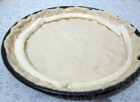 7、芝心香肠苹果披萨,将马苏里拉奶酪棒码放在披萨盘中的周围