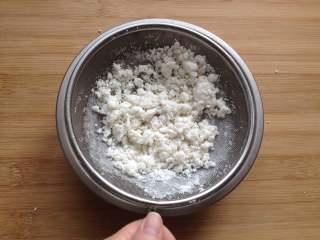 5、重阳糕,用手搓揉小块面团，过筛出细粉