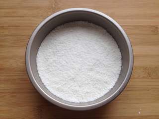 9、重阳糕,再过筛一层细粉，整理平整后大火蒸5分钟