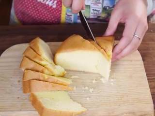 12、草莓布丁杯,把蛋糕均匀的切成片