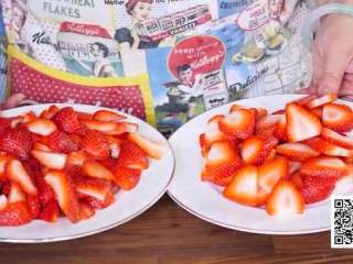 13、草莓布丁杯,去掉草莓蒂头，在中间切一刀，两边各切一刀，把完整的草莓片和小块的分开