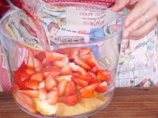 15、草莓布丁杯,倒入果冻液，浸透蛋糕，盖上保鲜膜放入冰箱冷藏3-4小时，剩下的果冻液也冷藏凝固