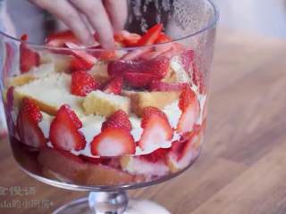 18、草莓布丁杯,把剩下的蛋糕铺一层，再放入草莓块