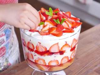 22、草莓布丁杯,在奶油上面围一圈草莓片，剩下的草莓块堆在中间，用薄荷叶点缀完成。