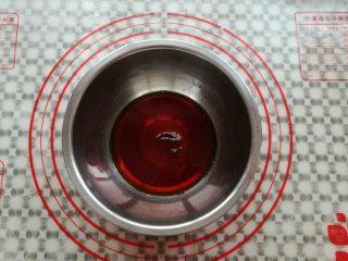 2、自制猪肉脯,取干净的盆子,放入生抽,蚝油,鱼露