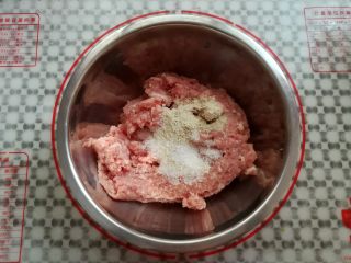 4、自制猪肉脯,在肉沫里加入盐,胡椒粉,白砂糖稍微混合一下