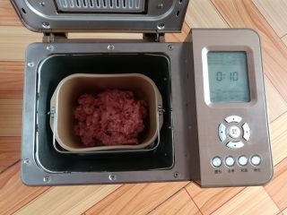 6、自制猪肉脯,放入面包机,选择和面功能搅拌十分钟(没有面包机就用筷子同一个方向搅拌几分钟,让肉沫上筋一点)
