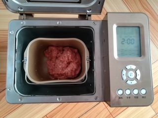8、自制猪肉脯,搅拌结束的肉沫(显示2小时是面包机搅拌结束后自动回到初始菜单)