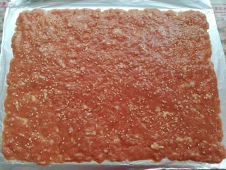 10、自制猪肉脯,用擀面杖或者硅胶刮刀把肉沫抹成0.3mm厚的大肉块,尽量的厚度一样,避免烤的过程中有些还没熟,有些已经焦了