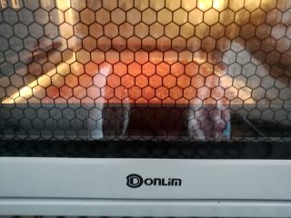 13、自制猪肉脯,烤盘放入烤箱底层上火150度,下火160度(其他烤箱放中层)烤35-40分钟