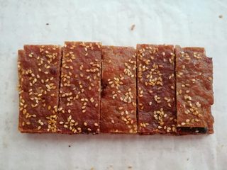 16、自制猪肉脯,按照喜好切成合适大小,装罐保存