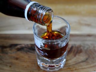 2、英式水果鸡尾酒Pimm's,4.然后量取30毫升的Pimm’s NO.1。