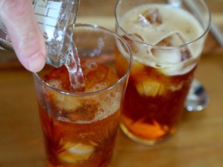 4、英式水果鸡尾酒Pimm's,7.倒入玻璃杯中。