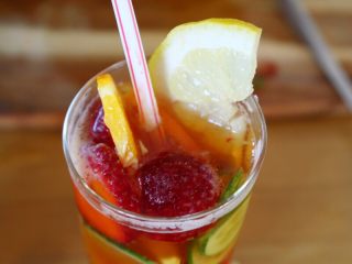 7、英式水果鸡尾酒Pimm's,11.再放入1片柠檬入杯中。