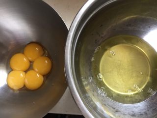 1、双色蓝莓酱蛋糕卷,低粉提前过筛一次，鸡蛋分离出蛋白和蛋黄，蛋清放入冰箱冷藏