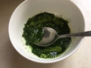 2、双色蓝莓酱蛋糕卷,抹茶粉加入20克热水混合拌匀