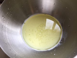 3、双色蓝莓酱蛋糕卷,牛奶加入20克砂糖和玉米油拌至较浓稠状态