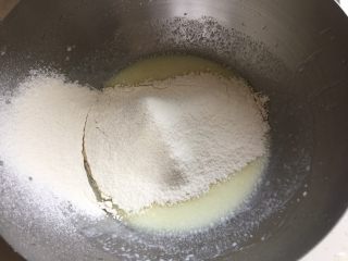 4、双色蓝莓酱蛋糕卷,筛入低粉拌匀