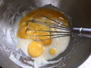 5、双色蓝莓酱蛋糕卷,加入蛋黄拌匀备用