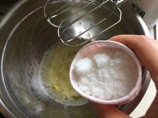 6、双色蓝莓酱蛋糕卷,从冰箱拿出蛋清加入几滴柠檬汁，先加入三分之一的砂糖