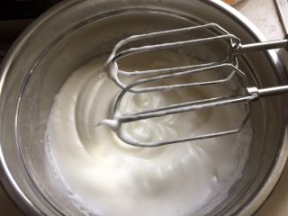 7、双色蓝莓酱蛋糕卷,再分2次加入砂糖，打发至湿性发泡