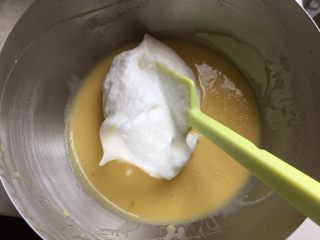 8、双色蓝莓酱蛋糕卷,取三分之一的蛋白霜放入蛋黄面糊中，拌匀