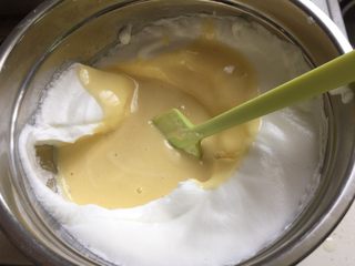 9、双色蓝莓酱蛋糕卷,再把蛋黄面糊倒回蛋白霜中拌匀成原味面糊
