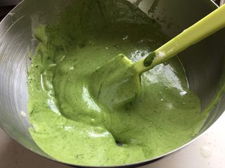 10、双色蓝莓酱蛋糕卷,取150克面糊倒入抹茶糊，拌匀成抹茶面糊