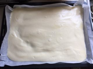 11、双色蓝莓酱蛋糕卷,把原味面糊倒入垫入油纸的烤盘里