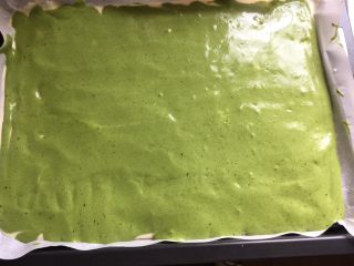 12、双色蓝莓酱蛋糕卷,把抹茶面糊装入裱花袋，轻轻地均匀地挤到原味面糊上