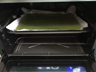 13、双色蓝莓酱蛋糕卷,烤箱预热好，烤盘放入中层170度烤20分钟左右