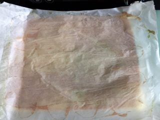 14、双色蓝莓酱蛋糕卷,烤好后倒扣出蛋糕胚盖上油纸晾凉