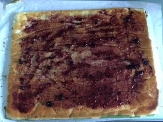 15、双色蓝莓酱蛋糕卷,均匀地涂抹上蓝莓酱