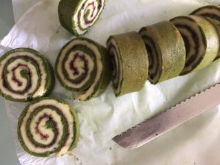 17、双色蓝莓酱蛋糕卷,切片即可