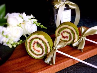 18、双色蓝莓酱蛋糕卷,凹了个棒棒糖的造型