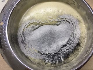 8、奶油黑杯子,搅拌均匀至无粉粒