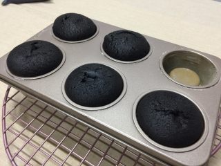 13、奶油黑杯子,烤制完成后取出