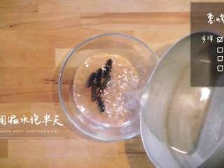 2、传统葱烧海参&乌鱼蛋汤,葱烧海参步骤：1.热锅煮水，把干海参泡在温水中