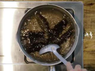 3、传统葱烧海参&乌鱼蛋汤,2.将海参倒入热水锅中