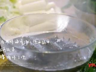 4、传统葱烧海参&乌鱼蛋汤,3.水煮开后捞出海参，将海参泡在热水中，放凉