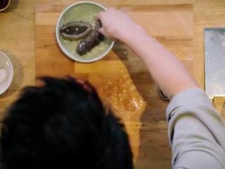 5、传统葱烧海参&乌鱼蛋汤,4.将煮好的海参清理干净，放入凉水中