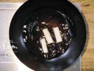 7、传统葱烧海参&乌鱼蛋汤,6.大葱切段，倒入油锅中炸至金黄盛出摆盘