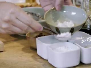 8、传统葱烧海参&乌鱼蛋汤,7.将葱油倒入盆中，放置一旁，将生粉与水混合搅拌均匀，放置一旁