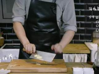 11、传统葱烧海参&乌鱼蛋汤,乌鱼蛋汤步骤：1.姜切片，倒入热水锅中