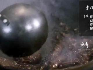 9、传统葱烧海参&乌鱼蛋汤,8.热锅，倒适量糖翻炒搅拌，将海参倒入锅内，放生抽、八角翻炒