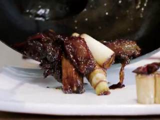 10、传统葱烧海参&乌鱼蛋汤,9.加入葱和勾芡翻炒，完成。