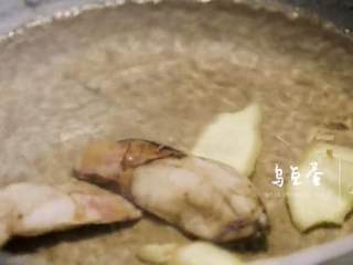 12、传统葱烧海参&乌鱼蛋汤,2.将乌鱼蛋倒入热水锅中，倒入少量料酒