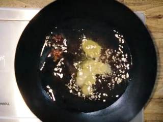 13、传统葱烧海参&乌鱼蛋汤,3.热锅倒油，放入八角和姜片，加入葱、香菜搅拌