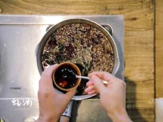 14、传统葱烧海参&乌鱼蛋汤,4.将油锅中的调料捞出放入热水锅中，依次放入老抽、盐、糖、料酒、蚝油搅拌