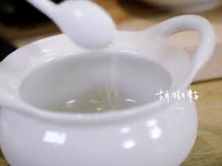 16、传统葱烧海参&乌鱼蛋汤,6.在盛乌鱼蛋汤的小炉中依次倒入生抽、白米醋、胡椒粉放置一边